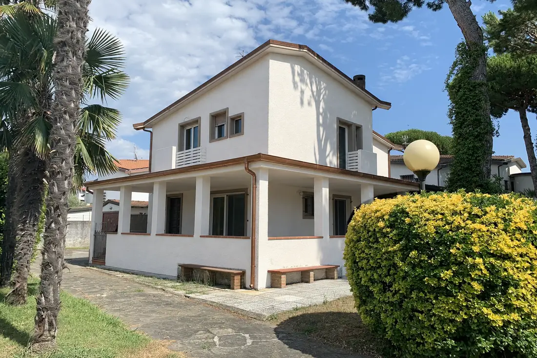La stessa villa dopo la ristrutturazione: facciata rifatta, portico nuovo con gronda in rame e infissi nuovi